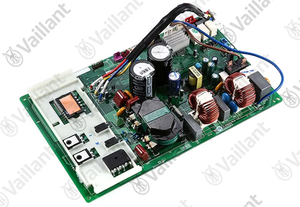 Leiterplatte von Vaillant mit verschiedenen elektronischen Bauteilen, wie Kondensatoren und Spulen, zur Verwendung in einem Klimagerät.